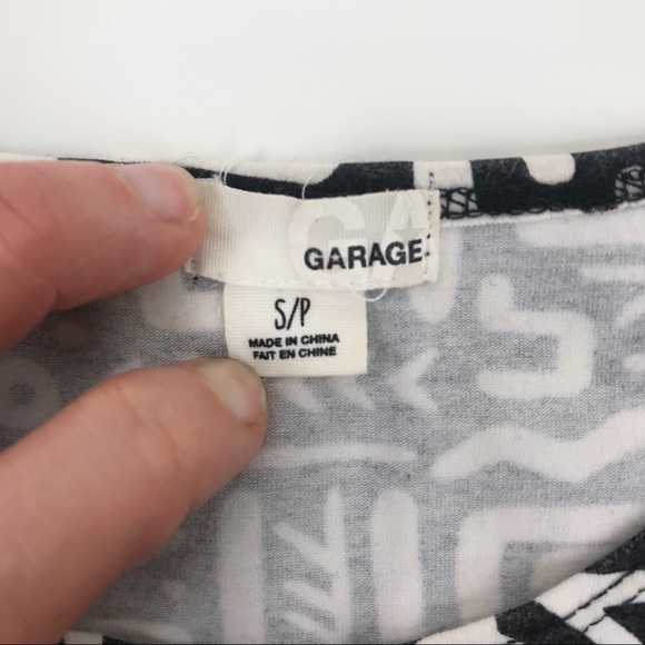 3/$25 black and white geo print crop top - Picture 3 of 5